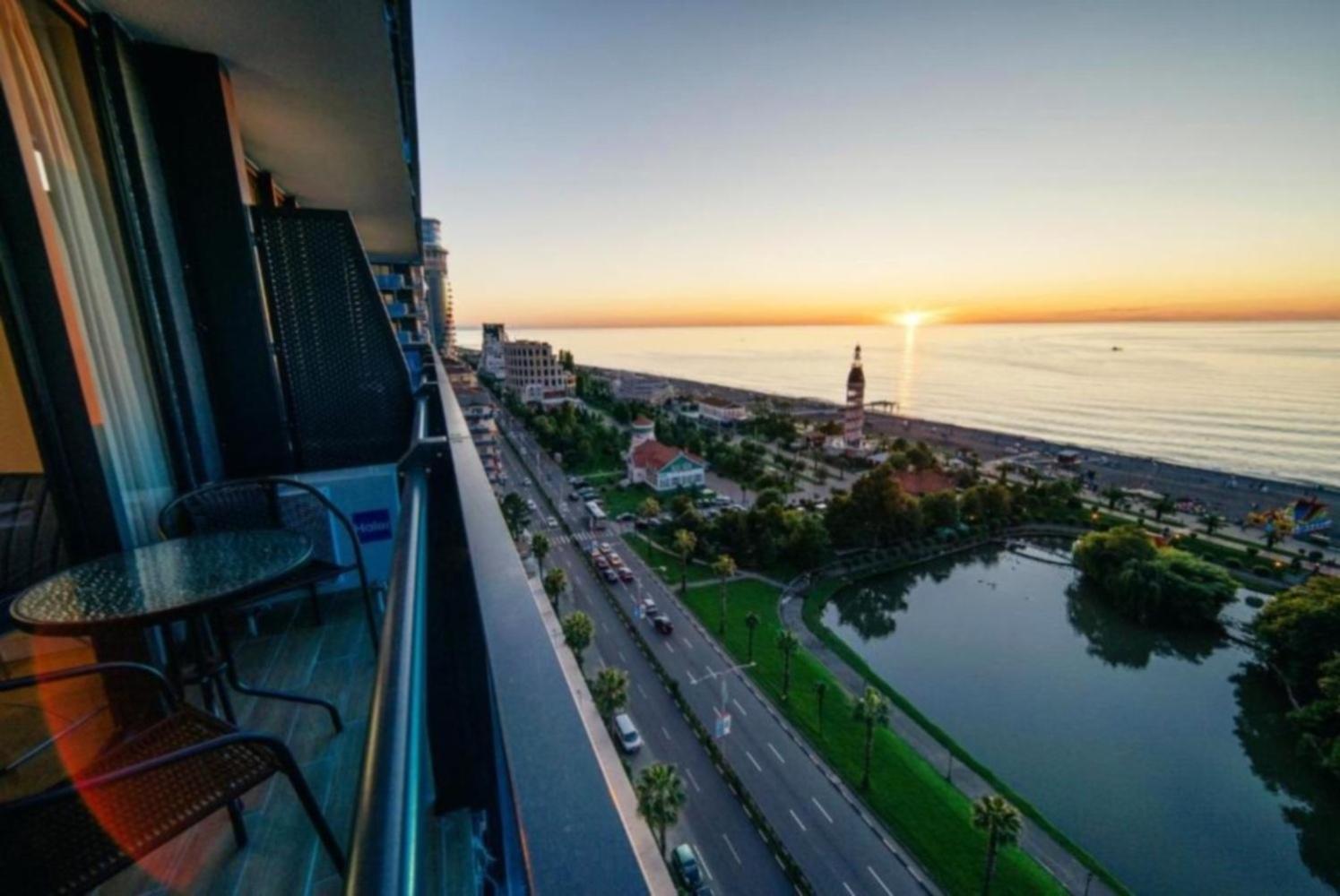 Panorama Black Sea View & Aparthotel Batoemi Buitenkant foto
